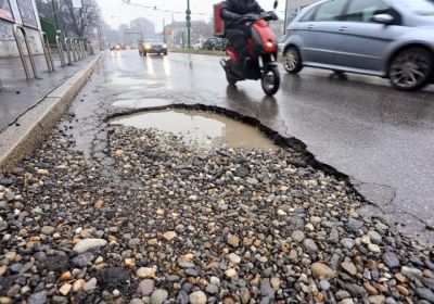 LE BUCHE VANNO EVITATE CON GUIDA PRUDENTE E ATTENTA: STOP RISARCIMENTI!
